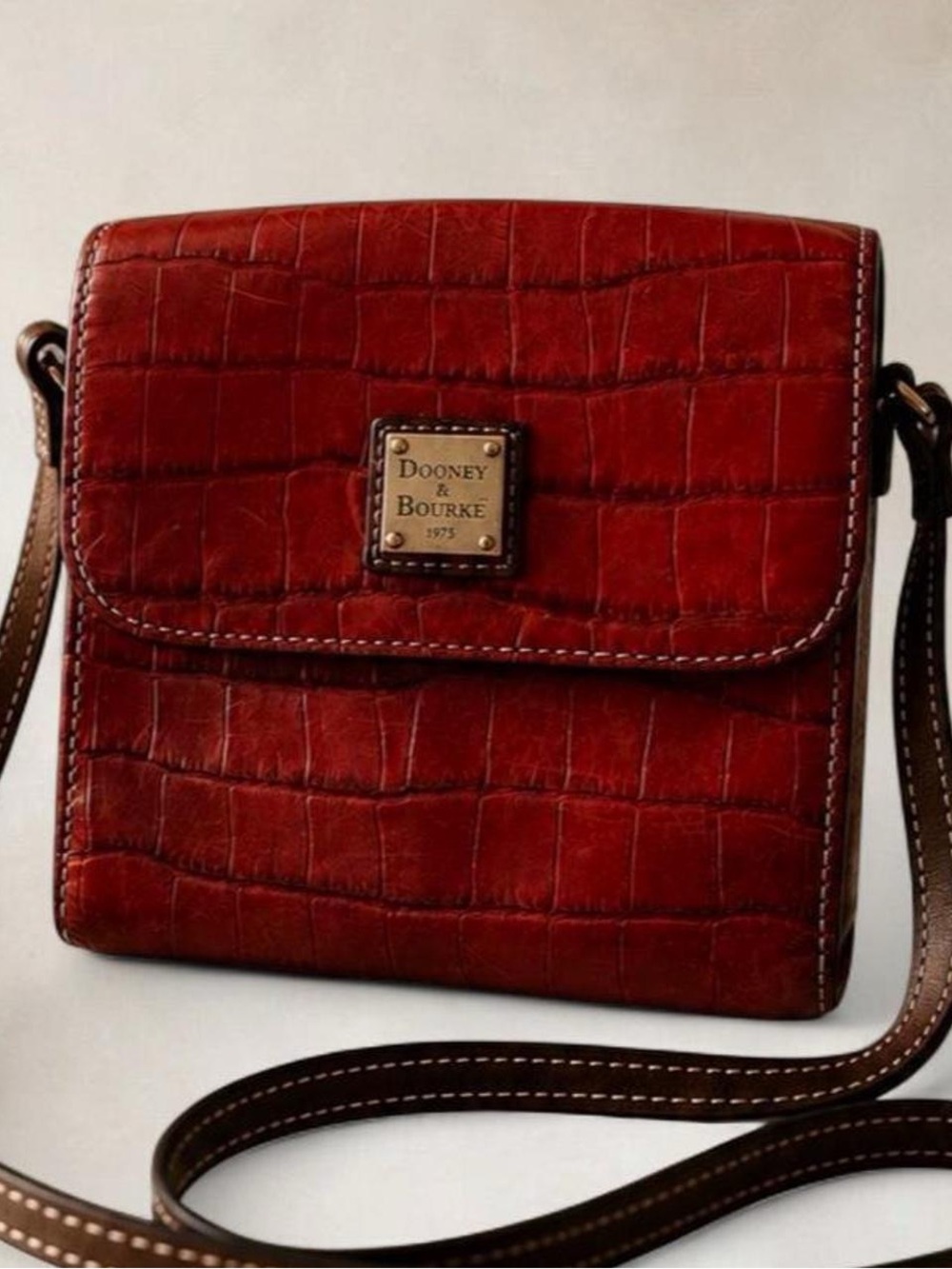 Vintage 2000’s Dooney & Bourke Red Croc Embossed Leather Crossbody Bag
#Y2K